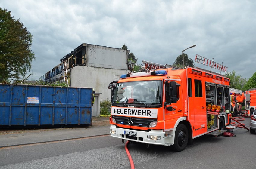 Feuer 3 Koeln Weiden Frechenerstr Wickratherhofweg P330.JPG